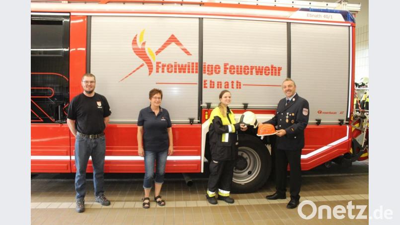 Auch einen neuen Helm konnte die junge Feuerwehrfrau Sophia Käs aus den Händen des Kommandanten Gerhard Horn entgegennehmen. Ihre ehemaligen Ausbilder Stefan Wartinger (von links) und Monika Horn gratulierten. Bild: soj