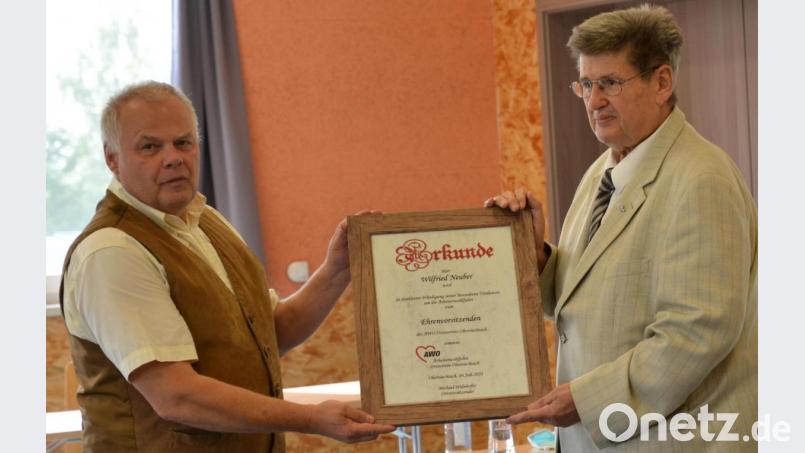 Der neue AWO-Vorsitzende Michael Welnhofer (links) überreichte an Wilfried Neuber die Ernennungsurkunde zum Ehrenvorsitzenden. Bild: Welnhofer/exb