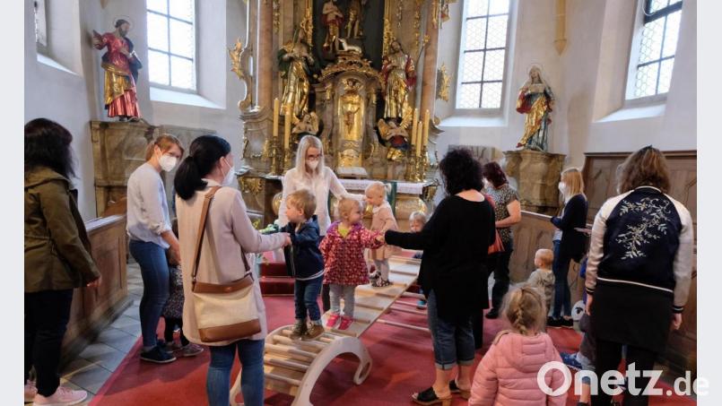 Das Geburtstagsgeschenk des Frauenbundes an die Wichtel wird von den Kleinen gleich noch in der Kirche ausprobiert. Bild: le
