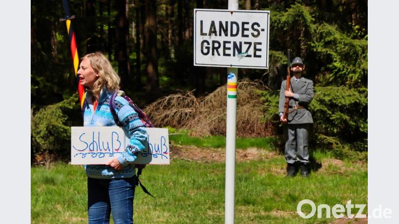 Sofia Mindel und Max Hegner als Wanderin und Grenzsoldat im Stück &quot;Durch den Grenzwald zu den Granitriesen&quot;. Bild: Maria Oberleitner/exb