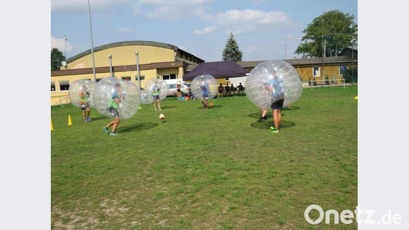Riesenspaß haben beim Bubble-Ball-turnier nicht nur die Spieler, sondern auch die Zuschauer. Die SPD veranstaltet das Turnier heuer wieder im Rahmen des Ferienprogramms. Archivbild: adj