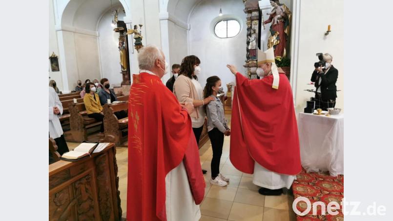 Weihbischof Pappenberger firmte die Jungen und Mädchen. Bild: gz