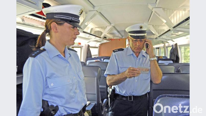 Bei einer Kontrolle in einem Regionalexpress stellte die Polizei Drogen sicher. Der Reisende leistete Widerstand. Bild: Bundespolizei/exb