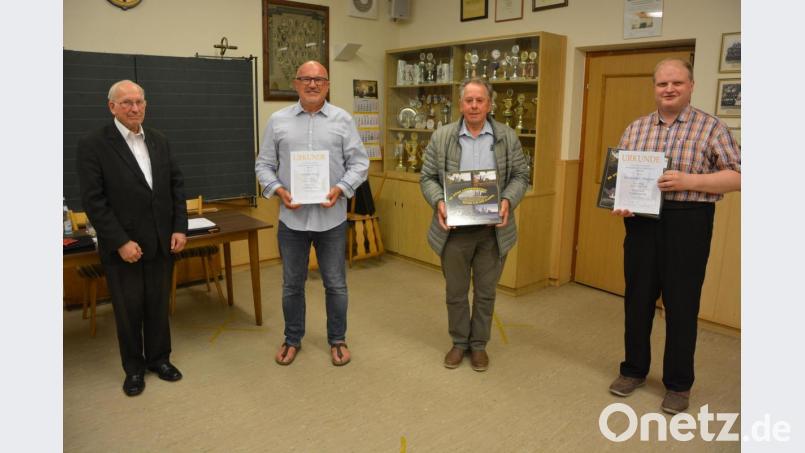 Langjährige Mitglieder und das ausscheidende Vorstandsmitglied Emmeram Ernstberger erhielten Buchgeschenke. Von links Pater Friedhelm Czinczoll, Bernhard Lux, Emmeram Ernstberger und Reinhard Grillmeier. Bild: jr