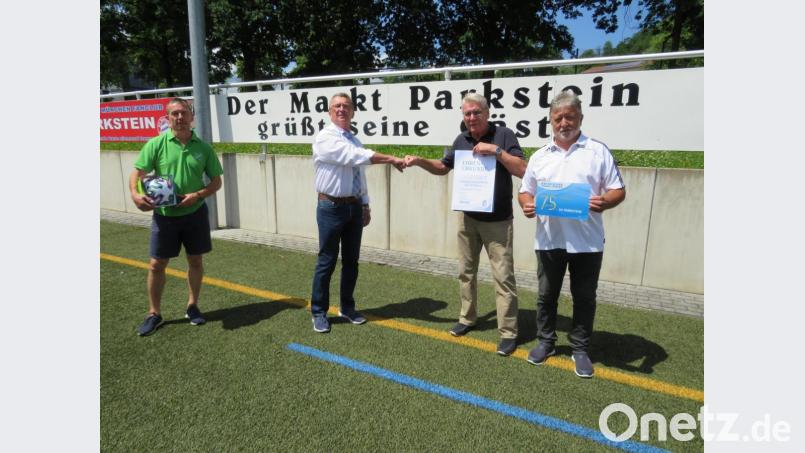 Im gebührenden Abstand nahm Herbert Piller die Urkunde entgegen. Von links Heinz Rast, Berthold Kraus, Herbert Piller und Erwin Glaubitz Bild: adj