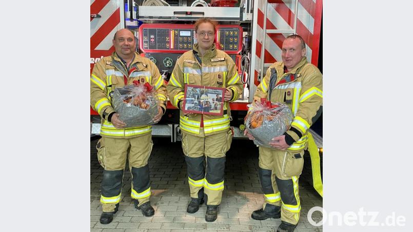 Mitglieder der Feuerwehr Krummennaab mit den überreichten Geschenken. Bild: nza