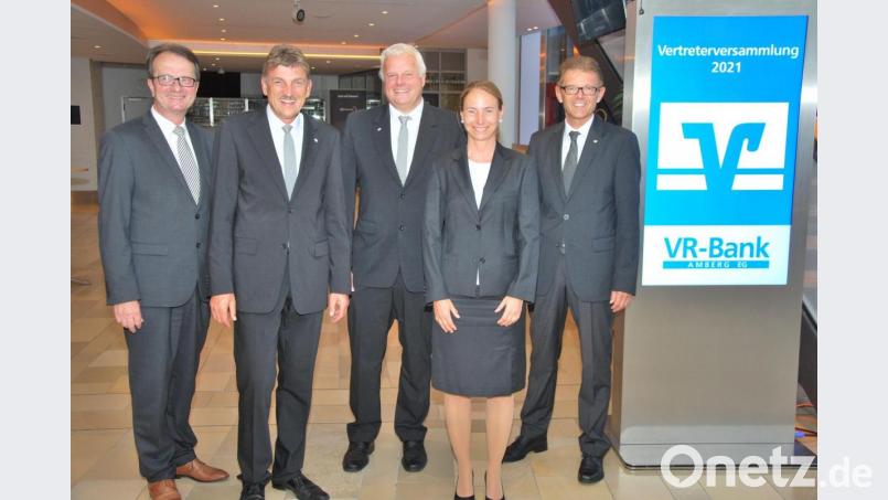 Die Aufsichtsräte Bernhard Schöppl (Dritter von rechts) und Ulrike Pongratz (Zweite von rechts) mit den Vorständen Dieter Paintner (links), Andreas Reindl (rechts) und dem Aufsichtsratsvorsitzenden Georg Wittmann (Zweiter von links). Bild: gsp