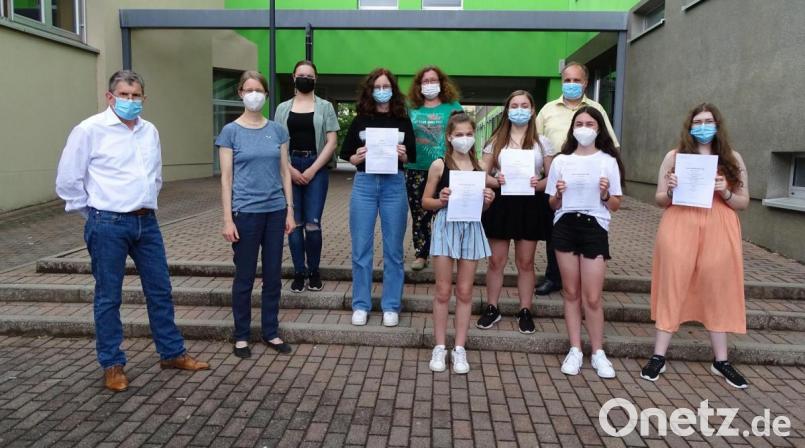 Die erfolgreichen Teilnehmer mit den Gratulanten: Von links Schulleiter Oberstudiendirektor Dieter Meyer, Oberstudienrätin Frauke Reiß, Kristina Ehrlich, Miriam Kredler, Oberstudienrätin Kerstin Fiedler, Daria Drozdov, Anika Dürr, Studiendirektor Josef Witt, Leonie Bauer sowie Anna Bauer. Bild:  Daniel Bischoff/exb