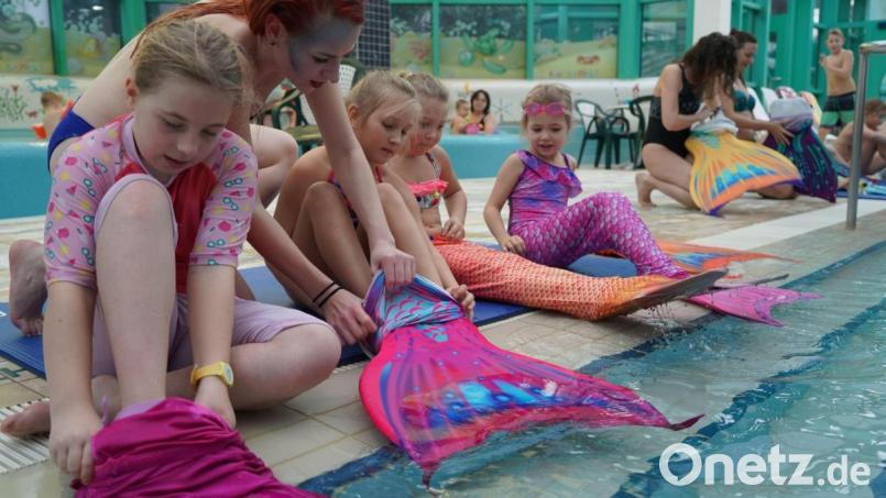 Neben Kinderschwimmkursen bietet die Weidener Thermenwelt auch wieder das Meerjungfrauenschwimmen an. Archivbild: gld