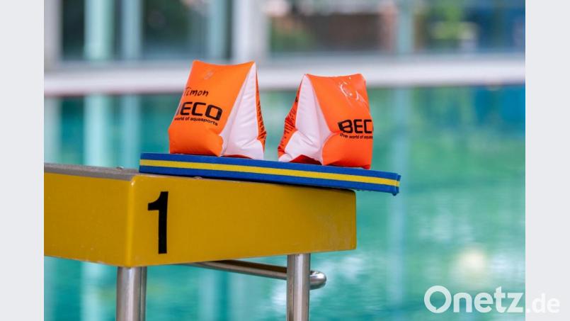 Coronabedingt war es Kindern für längere Zeit nicht möglich, das Schwimmen zu lernen. Daher forderte die SPD im Mitterteicher Stadtrat jetzt eine Offensive zur Durchführung von Kursen. Symbolbild: David Inderlied/dpa