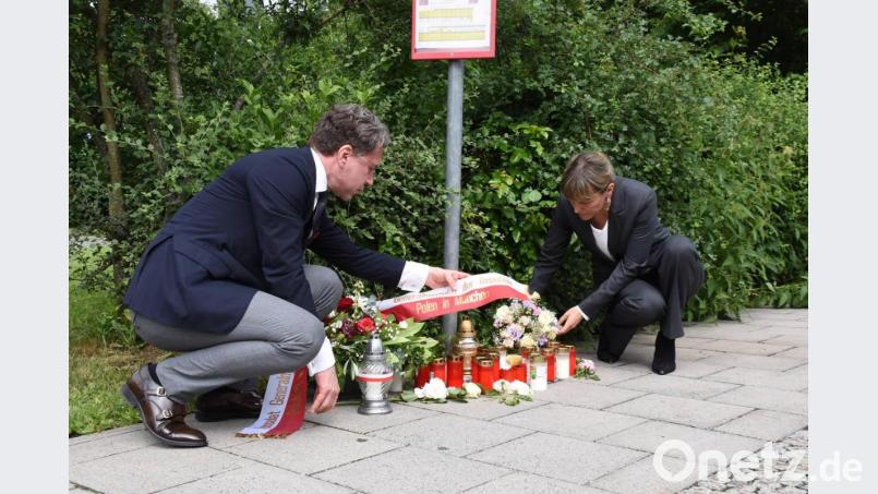 Polens Generalkonsul Marcin Król legt mit mit Hofs OB Eva Döhla einen Kranz nieder. Bild: Göpel-Schulze