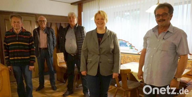 Josef Ebenhöch (Dritter von rechts) steht als neuer Vorsitzender an der Spitze des CSU-Ortsverbands Weiding. Mit auf dem Bild (von links) die stellvertretenden Vorsitzenden Emanuel Schöniger und Erich Schlicker, Schatzmeisterin Martina Herrmann und Bürgermeister Manfred Dirscherl. Emanuel Schöniger wurde in der Versammlung auch für 50 Jahre in der CSU geehrt. Bild: eib