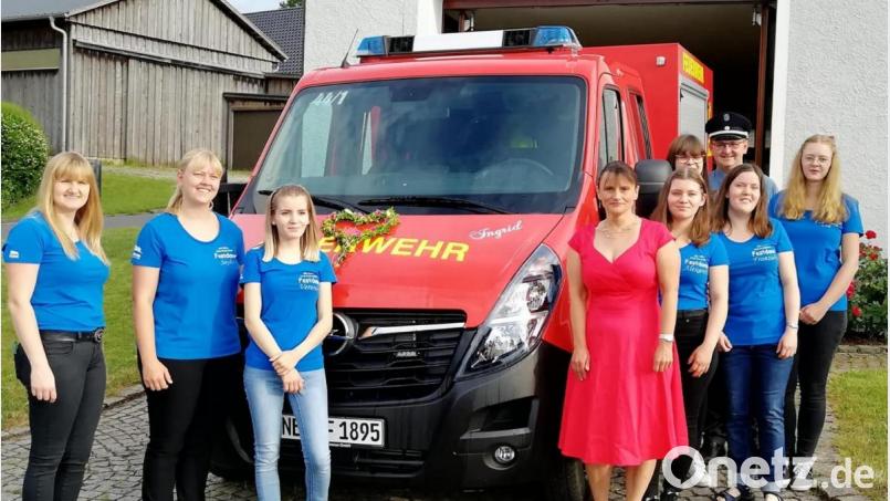 &quot;Ingrid&quot; heißt das neue Einsatzfahrzeug der Feilersdorfer Feuerwehr: Ingrid Heim (im roten Kleid) übernimmt das Amt der Fahrzeugbraut. Bild: bjp