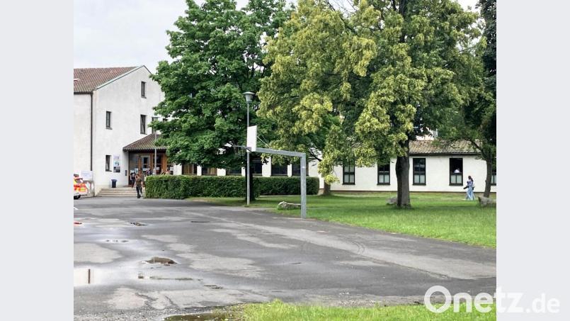 Auf dieser Fläche in unmittelbarer Nähe der Grund- und Mittelschule soll der Kubus mit Flachdach errichtet werden. Bild: stg