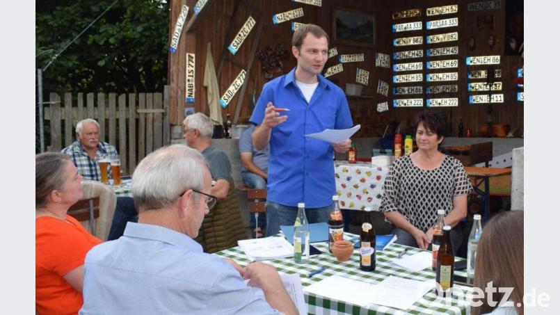 In lockerer Atmosphäre zog die Wählergemeinschaft "Nabburger Land" eine erste Bilanz ihrer Arbeit im Nabburger Stadtrat Johann Kleber (stehend) blickte dabei hinter die Kulissen. Bild: bnr