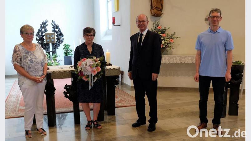 Pfarrer Heribert Englhard und Jörg Frenzel (rechts) und Maria Smola (links) für den Pfarrgemeinderat danken Mesnerin Lina Eggmeier für ihr unermüdliches Engagement, das sie seit vielen Jahren in ihrer bescheidenen und liebenswürdigen Art in den Dienst der Kirche stellt. Bild: wlr