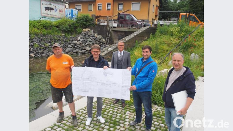 Die Brücke an der Kreuzung Bahnhof- und Mühlbühlstraße muss umfassend saniert werden. Der Plan zeigt die verschiedenen Maßnahmen, etwa die Erneuerung der Brückenkappen. Im Bild (von links): Andreas Pippal von der Firma Götz, Stadtbaumeister Andreas Ockl, Bürgermeister Franz Stahl, Josef Köstler vom Bauamt und Ayhan Oezcan vom Büro K+U-Plan. Bild: ws
