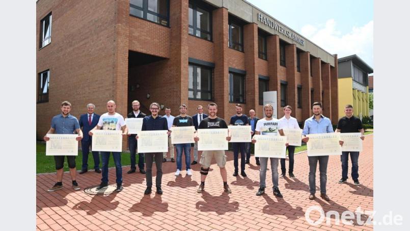 Die Kraftfahrzeugtechniker freuen sich über die bestandene Prüfung. Bild: Foto Kraus/exb