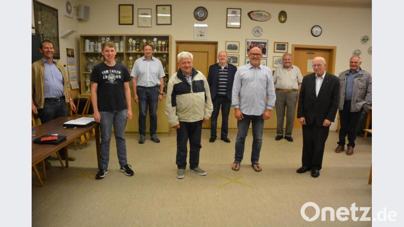 Der Vorstand der „Freunde der Kapplkirche bei Waldsassen&quot; mit (von links) Hans Grillmeier, Lucas Forster, Hubert Siller, Konrad Wifling, Rainer Fischer, Vorsitzender Bernhard Lux, Konrad Rosner, Kapplpfarrer Pater Friedhelm Czinczoll und Robert Sommer. Bild: jr