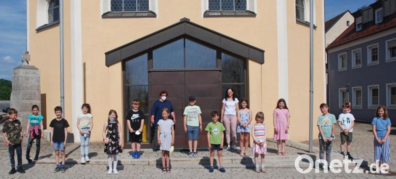 Mit einer Spende in Höhe von 600 Euro unterstützen die Kommunionkinder der Pfarrei St. Anna Wernberg die Arbeit des Kinderpalliativteams Ostbayern. Unser Bild zeigt die Kinder zusammen mit Kinderkrankenschwester Karin Borchers und Elternvertreterin Kerstin Geitner. Bild: wee