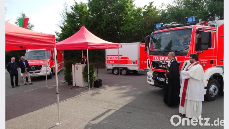 Am Dienstag erfolgte die offizielle Indienststellung des Gerätewagens Gefahrgut für Katastrophenschutz (vorne) und des neuen Einsatzleitwagens (links hinten) sowie eines FFW-Anhängers. Dekan Thomas Guba und Kaplan Pater Johannes Bosco segneten die Fahrzeuge. Bild: Dobmeier