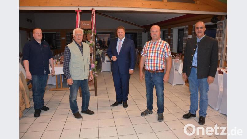 Langjährige ehemalige Vorstandsmitglieder zeichnete der Kleintierzuchtverein Mitterteich aus. 36 Jahre lang führte Ludwig Grillmeier (Zweiter von rechts) den Verein als Vorsitzender, 52 Jahre lang war Fritz Gründl (Zweiter von links) Ringbuchführer. Ihnen dankten Vorsitzender Wolfgang Gründl (rechts), Bürgermeister Stefan Grillmeier (Mitte) sowie stellvertretender Vorsitzender Karl Weiß (links). Bild: jr