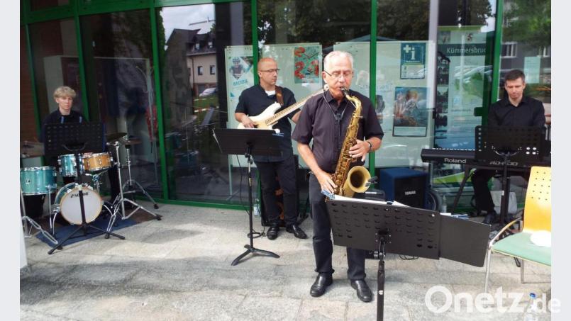 Blue Note Project beim Jazz-Frühschoppen vor dem Rathaus in Kümmersbruck (von links): Antje Storch, Marc Hohl, Lothar Kiehl, und Klaus Schmidt Bild: e