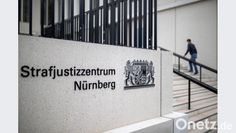 Der Eingangsbereich zum Strafjustizzentrum des Landgerichts Nürnberg-Fürth vor Prozessbeginn. Bild: Daniel Karmann/dpa