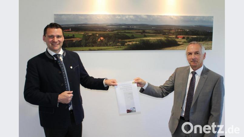Der scheidende Behördenleiter Thomas Gollwitzer (rechts) überreicht dem Landrat anlässlich seines Abschiedsbesuchs die aktuelle Landkreisinformation des Amtes für Ländliche Entwicklung Oberpfalz Bild: Hans Prechtl/exb