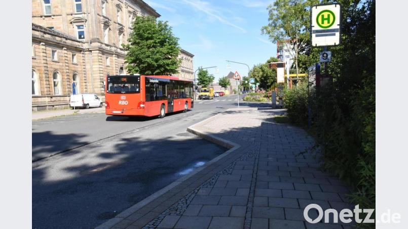 An dieser Haltestelle in Hof ist in der Nacht ein Busfahrer niedergestochen und tödlich verletzt worden. Bild: Sören Göpel/frp