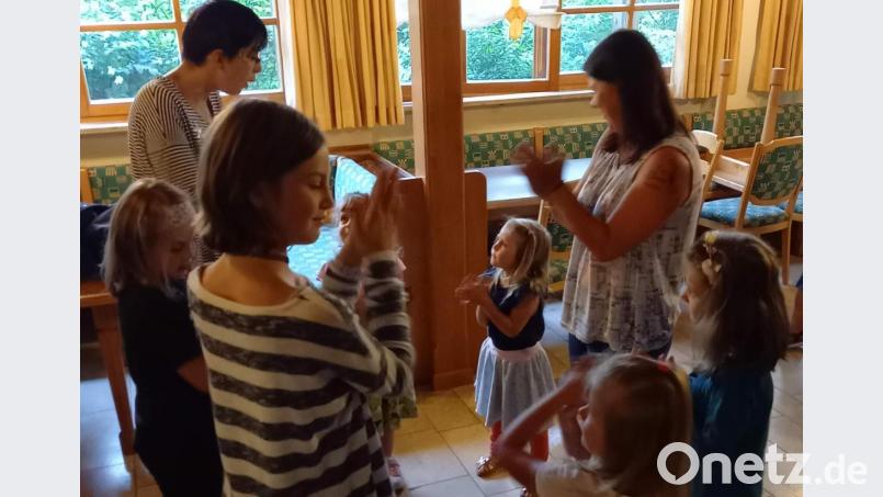 Die Hirschauer Trachten-Zwergerln proben wieder. Zu den Akkordeonklängen von Franz Dolles übten die Kleinen unter Leitung von Eva Ries (links) und Romina Seifert (rechts) ihnen altvertraute Tänze. Bild: u