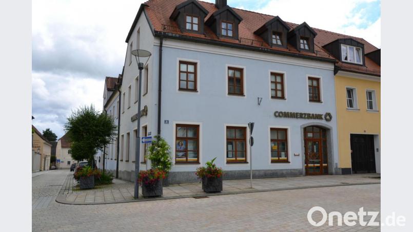 Auch die Commerzbank-Filiale am Tirschenreuther Marktplatz schließt nächstes Jahr. Was mit der Immobilie geschieht, ließ der Pressesprecher der Bank noch offen. Bild: rti