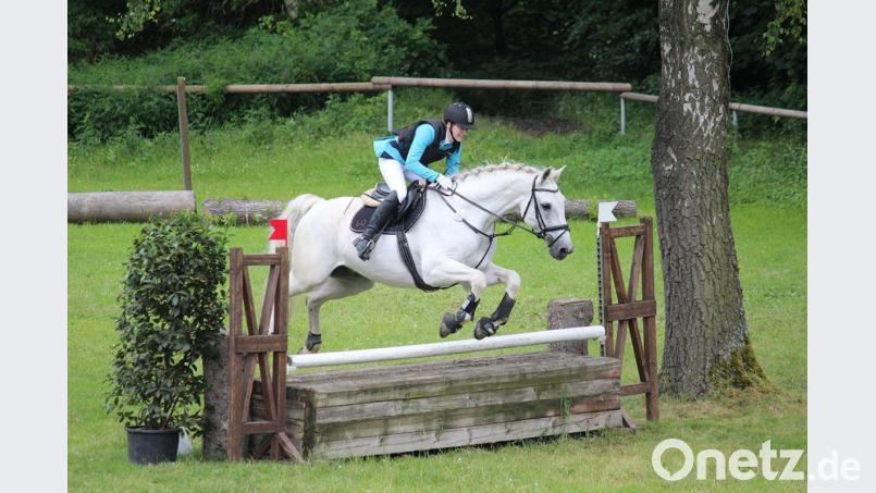 Lea Quol mit ihrem Pferd Avalon während des Derbys. Sie holte den neuen Wanderpokal in Form eines Jagdhorns. Bild: Christoph Henkenius/exb