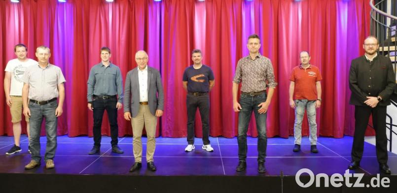 Auf der neuen Bühne des Gemeindezentrums versammelt: Der neue Vorstand des CSU-Ortsverbandes Speinshart mit Landrat und stellvertretendem CSU-Bezirksvorsitzenden Andreas Meier (rechts). Bild: do