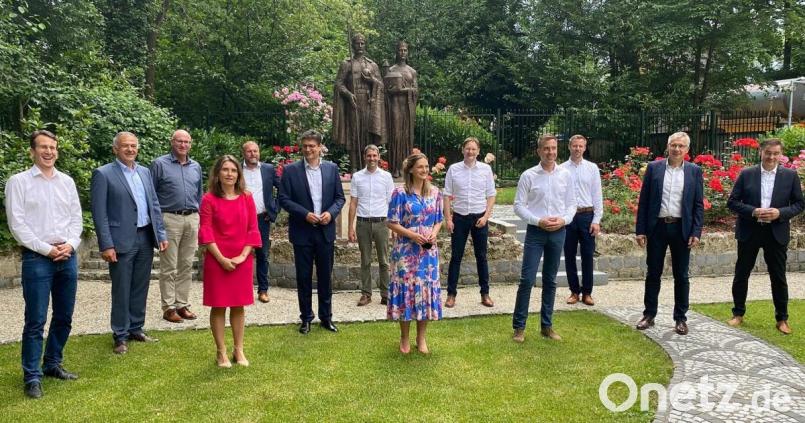 Der Tirschenreuther Landrat Roland Grillmeier (Zweiter von links) nahm vor kurzem am Treffen der neu gewählten bayerischen Landräte in München teil. Digitalisierungsministerin Judith Gerlach (Mitte) hatte hierzu eingeladen. Bild: Landratsamt Tirschenreuth/exb