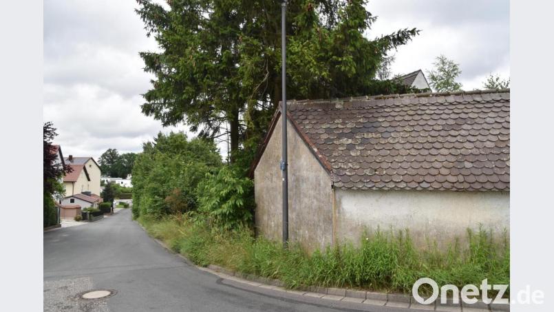 Dieses Nebengebäude an der Breitenbrunner Straße (Blickrichtung zur Südstraße) muss für das neue Baugebiet abgerissen werden. Bild: Andreas Royer