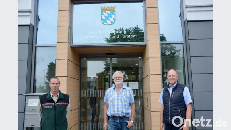 Leiter des neuen Amtes ist Harald Gebhardt (Mitte). Den Bereich Landwirtschaft verantwortet Franz Baumer (rechts). Für den Bereich Forsten ist Horst-Dieter Fuhrmann (links) verantwortlich. Bild: Lorenz Märtl