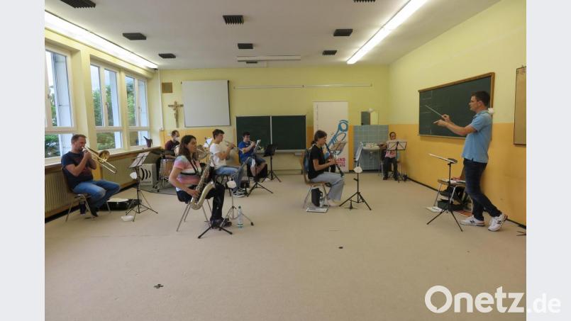 Kapellenleiter Andreas Sächerl (rechts) probte mit den Jungmusikanten der Kemnather Jugendblaskapelle für das Seebühnenkonzert am kommenden Sonntag um 15 Uhr. Bild: jzk