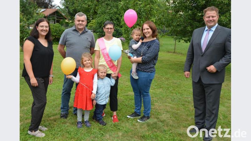 Ihren 60. Geburtstag feierte am Mittwoch Stadträtin Sonja Gleißner (Mitte). Es gratulierte neben Ehemann Eduard, den Töchtern Andrea (links) und Ulrike sowie den Enkelkindern Marie, Jonas (jeweils vorne) und Lena auch Bürgermeister Stefan Grillmeier (rechts). Bild: jr