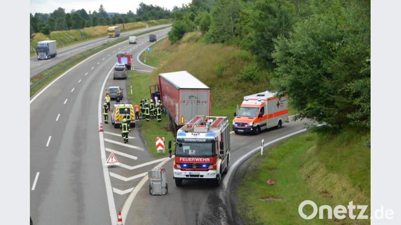 Auf Höhe der Anschlussstelle Vohenstrauß-West geriet der Fahrer aufgrund gesundheitlicher Beeinträchtigungen über das Bankett auf die Grünfläche. Bild: dob