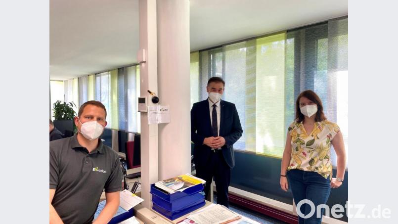 Auftakt zu den Radon-Messungen: Im Bild von links Christian Schwenk von der Firma "ExRadon", Landrat Peter Berek, Eva Bayreuther von der Informationsstelle Radon. Bild: Landratsamt Wunsiedel/exb