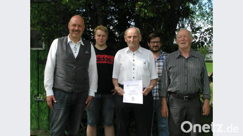 Hans Lorenz aus Trevesen (Mitte) erhielt in der Jahreshauptversammlung des Imkervereins Neusorg eine Ehrung für seine 50-jährige Treue und wurde zum Ehrenmitglied ernannt. Bild: öt