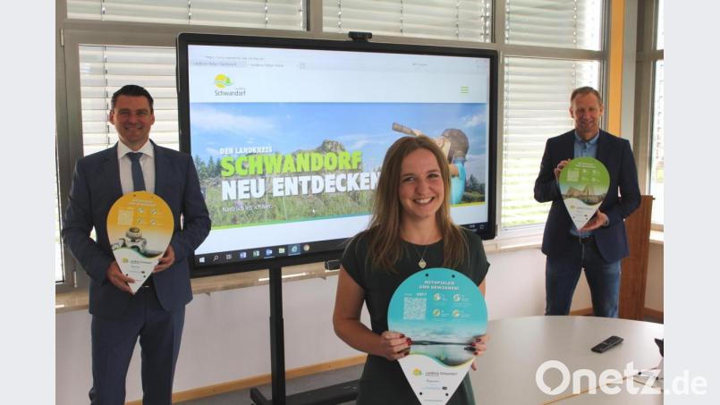 Landrat Thomas Ebeling, Regionalmanagerin Veronika Kiener und Christian Meyer (von links) vom Büro für Wirtschaftsförderung und Kreisentwicklung stellen die am 15. Juli startende Landkreis-Rallye vor. Bild: Hans Prechtl/exb