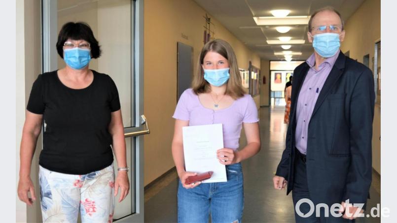 Schulleiter Ludwig Pfeiffer und die Fachbetreuerin für Latein, Monika Krauß, gratulierten Anna Schiller zu ihrem guten Abschneiden beim Fremdsprachenwettbewerb. Bild: lg