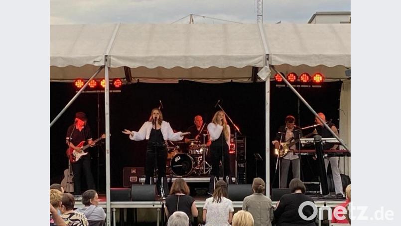 Die Coverband &quot;Abba Explosion&quot; begeistert die Besucher der Sommer-Serenade. Bild: uz
