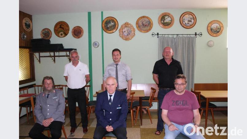 Das Bild zeigt (vorne von links) Hans Rochholz (stellvertretender Vorsitzender), Manfred Riedl (Vorsitzender) und Werner Kaden (Kassier). In der hinteren Reihe stehen (von links) Manfred Kratzer (Schriftführer), Bürgermeister Wolfgang Söllner und Josef Söllner (Geehrter). Bild: soj