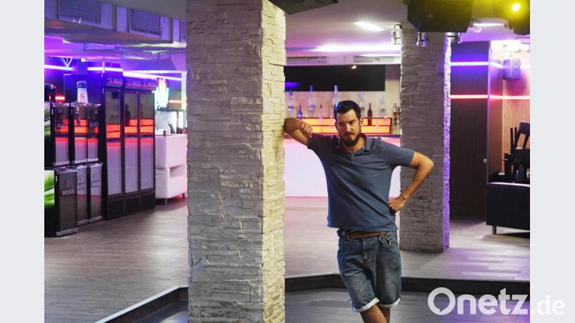 "Hashtag"-Chef Daniel Zienert ist nicht zum Lachen zumute. Seit 15. März 2020 hat sein Club in der Weidener Altstadt geschlossen. Bild: Gabi Schönberger