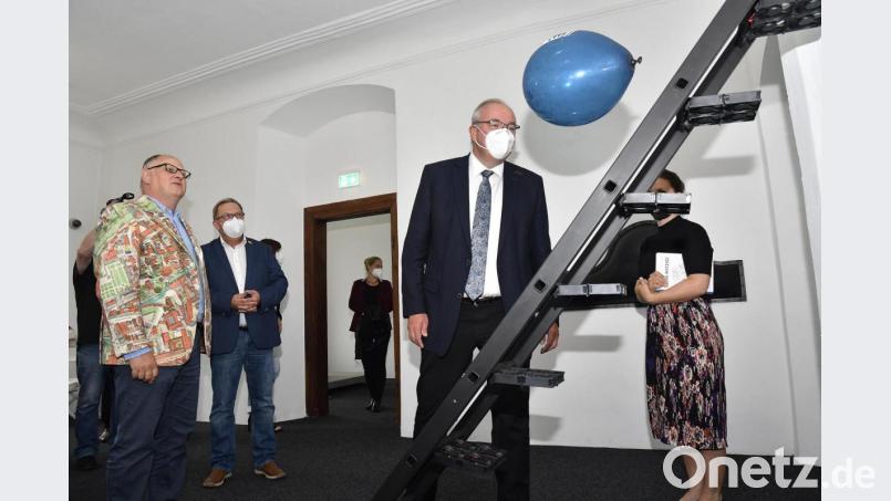 Das staunt der Bezirkstagspräsident Franz Löffler (Zweiter von rechts), was im Luftmuseum alles zu sehen ist. Künstler Willi Koch (links) führte die Offiziellen nach der Urkunden-Übergabe durch die Räume. Bild: Petra Hartl