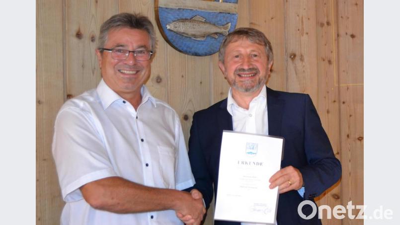 Bürgermeister Reiner Gäbl gratuliert Georg Würfl zum 40-jährigen Dienstjubiläum. Bild: Markt Eslarn/buc/exb