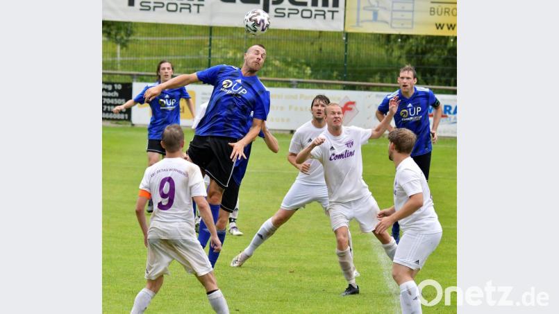 Endlich wieder spannender Fußball: Der Milde-Cup hielt, was er versprach. Hier eine Szene aus der Partie SpVgg SV Weiden gegen TSV Detag Wernberg. Bild: Ziegler Hubert
